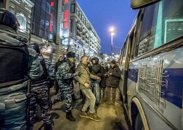 Polis, Bolotnaya davasında mahkeme kararının açıklanması üzerine Tverskaya Caddesi’nde plansız bir şekilde gerçekleştirilen protestoyu şiddet kullanarak dağıtıyor. Şubat 2014, Moskova. © Alexander Baroshin / Uluslararası Af Örgütü