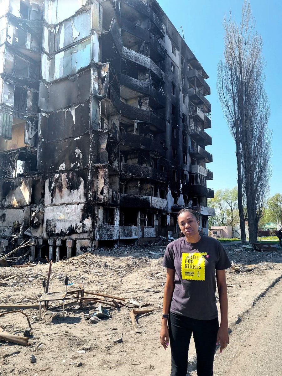 Muleya Mwananyanda, Ukrayna-Borodyanka’da savaşta harabeye dönmüş bir binanın önünde (©Uluslararası Af Örgütü)